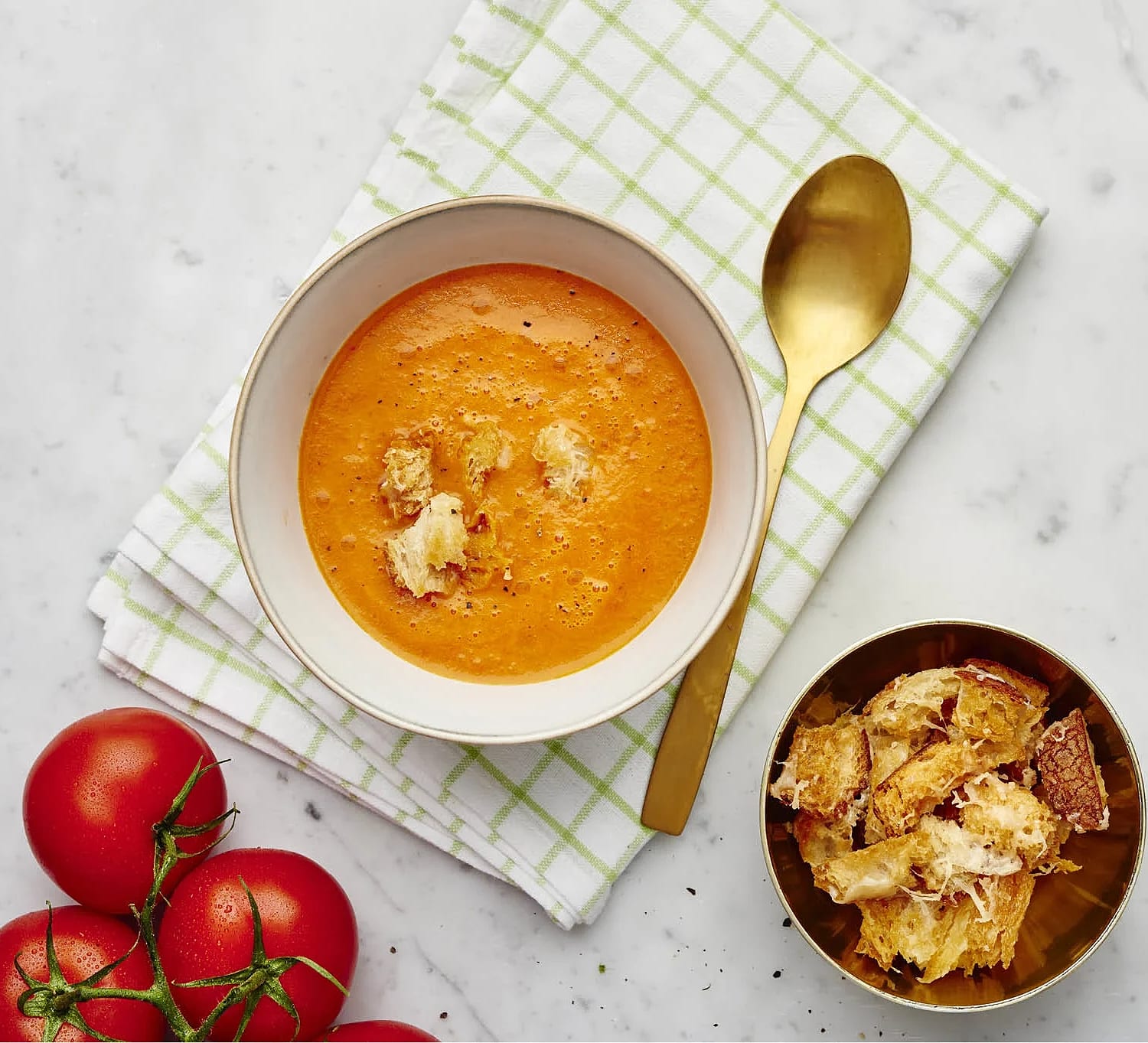 Tomatsoppa med enbär och parmesankrutonger