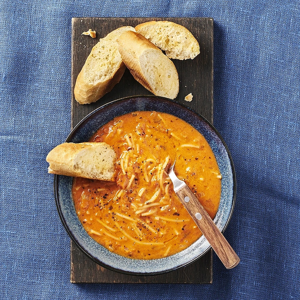 Tomatsoppa med pasta och vitlöksbröd