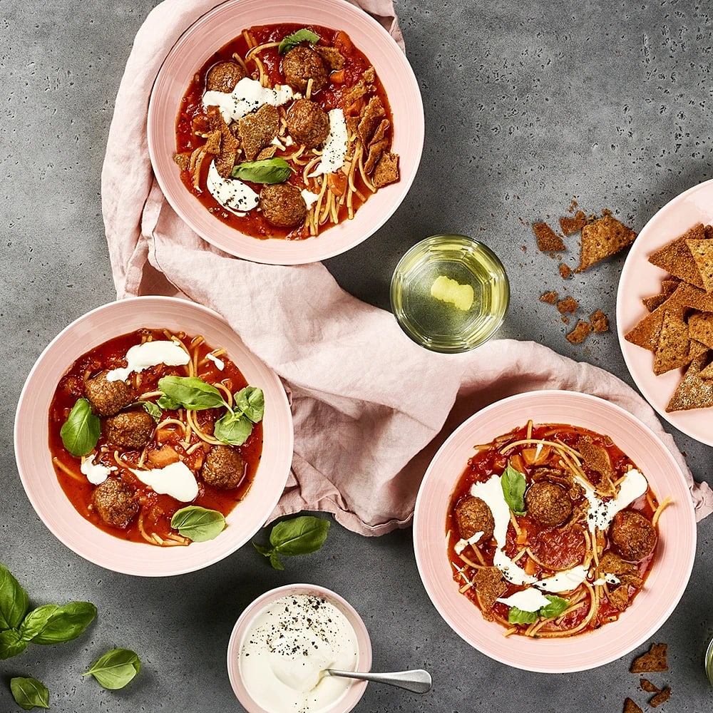 Tomatsoppa med vegobullar och krisp