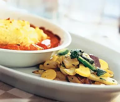 Torskgratäng med tomatsås och grönsaker