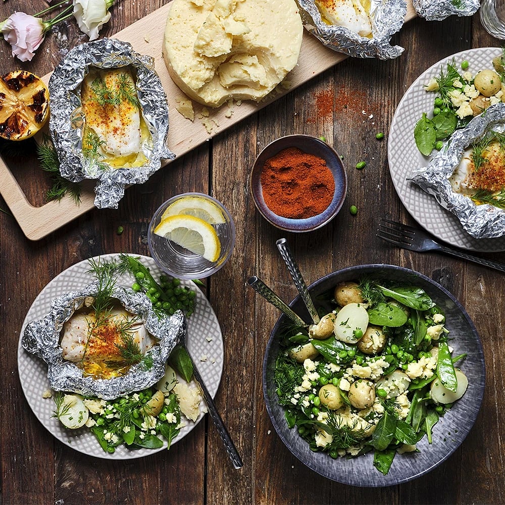 Torskrygg i paket med potatis- och ärtsallad