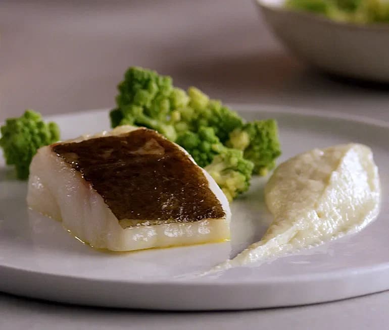 Torskrygg med hummervelouté och variation på kål