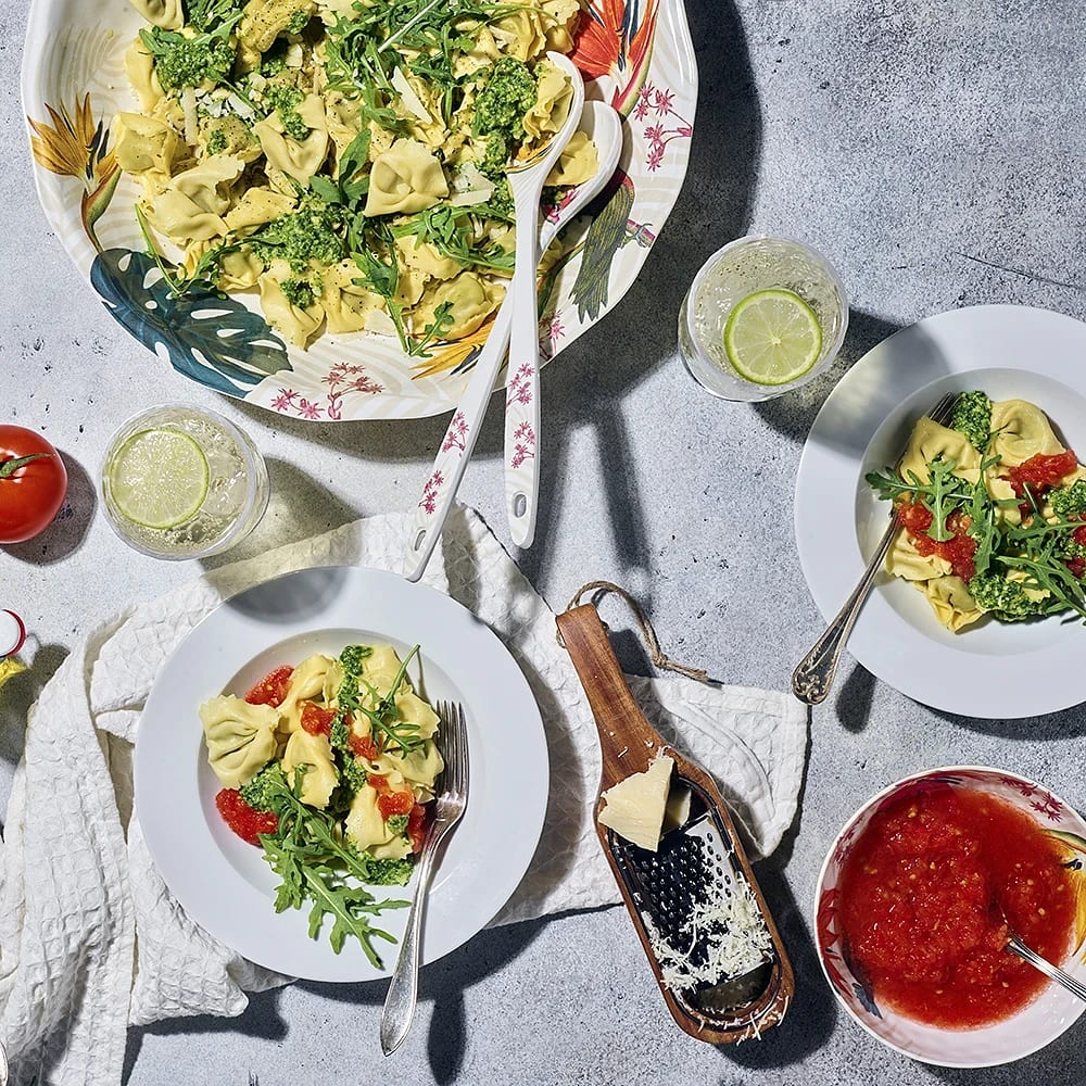 Tortellini med riven tomat och rucolapesto