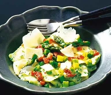 Tortellini med sparris och bacon