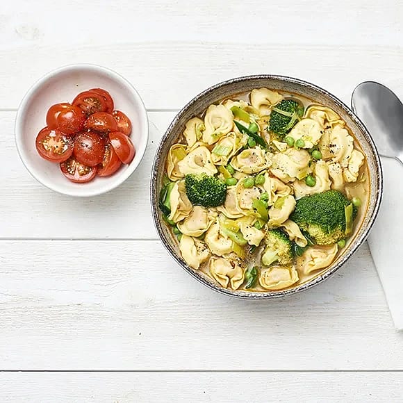 Tortellinisoppa med broccoli och purjolök