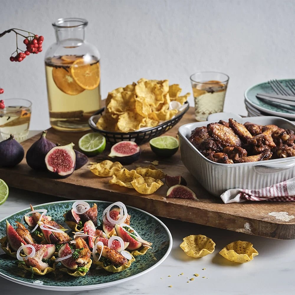 Tortilla bowls med kycklingvingar och grönkål