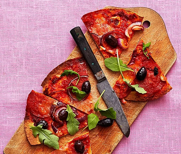Tortillapizza med ajvar relish och chorizo