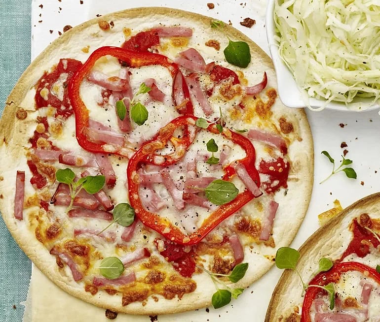 Tortillapizza med vitkålssallad