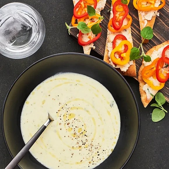 Tryffeldoftande potatis- och purjolökssoppa med bönspread