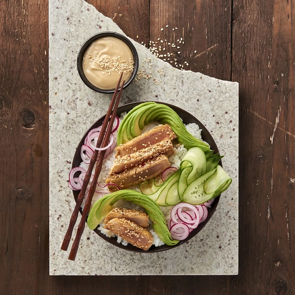 Tuna bowl med avokado och picklad rödlök