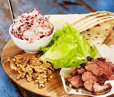 Tunnbrödwrap med grillad rödbetssallad, pepparrot och rostas