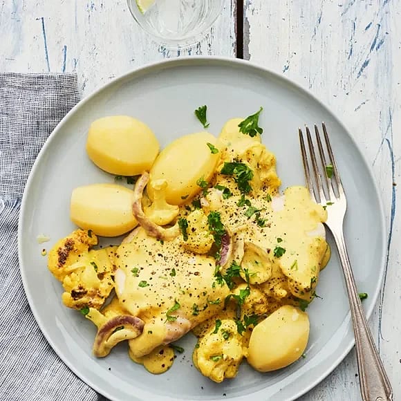 Ugnsbakad kolja med blomkål- och currysås