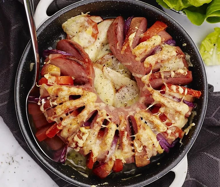 Ugnsbakad korv med tomat och äpple