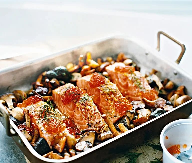 Ugnsbakad lax med svamp och dill