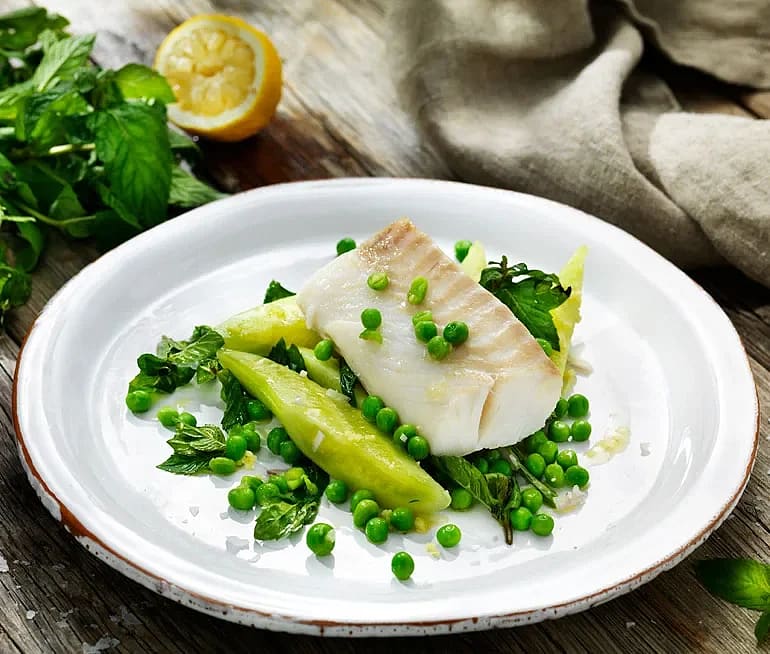 Ugnsbakad torskrygg med varm sallad på gurka, ärter, mynta och ingefära