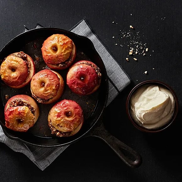 Ugnsbakade äpplen med hasselnötter och lönnsirap