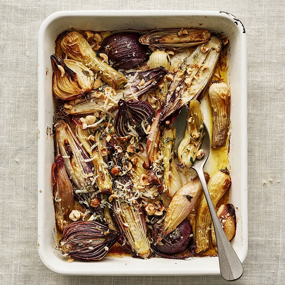 Ugnsbakade lökar med gruyère och hasselnötter