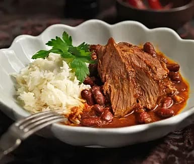 Ugnsbräserad märgpipa med bönor, chili och bacon