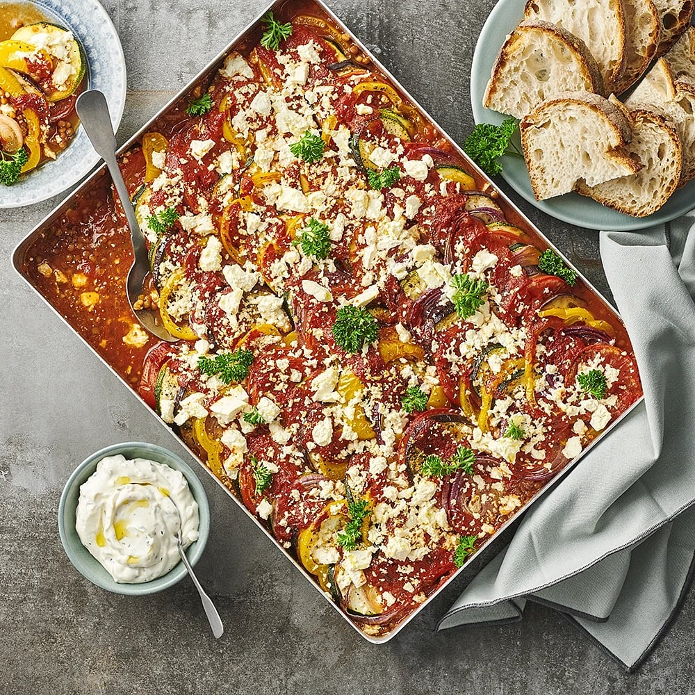 Ugnsratatouille med linser, zucchini, tomatsås och vitost