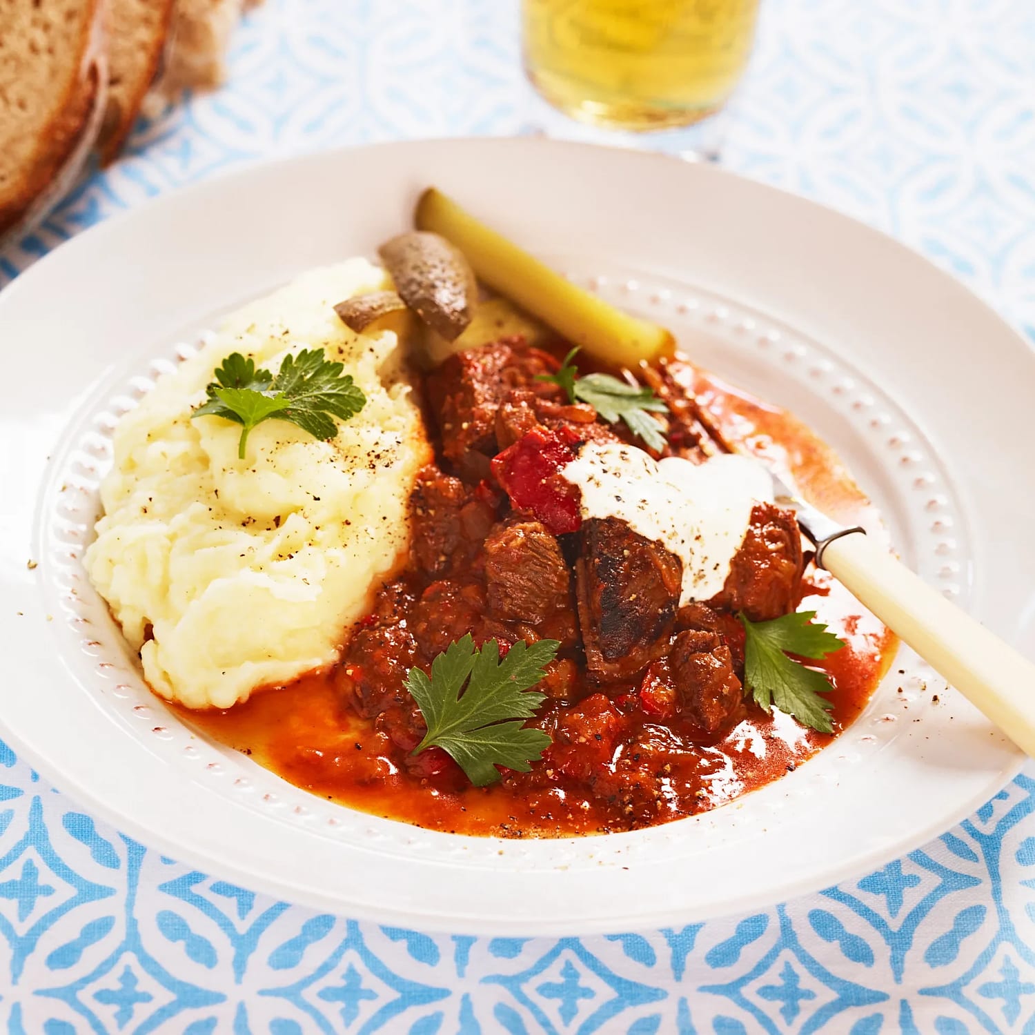 Ungersk gulasch med gräddfil och saltgurka