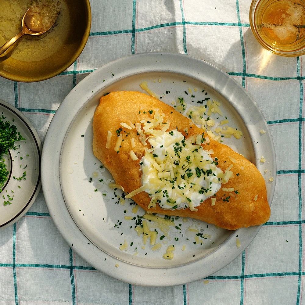 Ungersk langos med vitlöksolja, gräddfil och ost