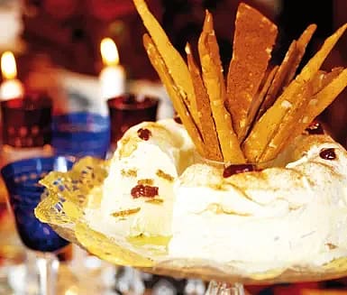 Vaniljparfait med pepparkakor och lingon