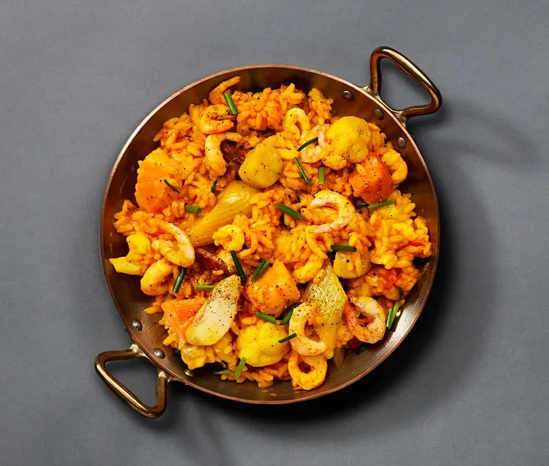 Vardagspaella med lax, fänkål, chorizo och räkor