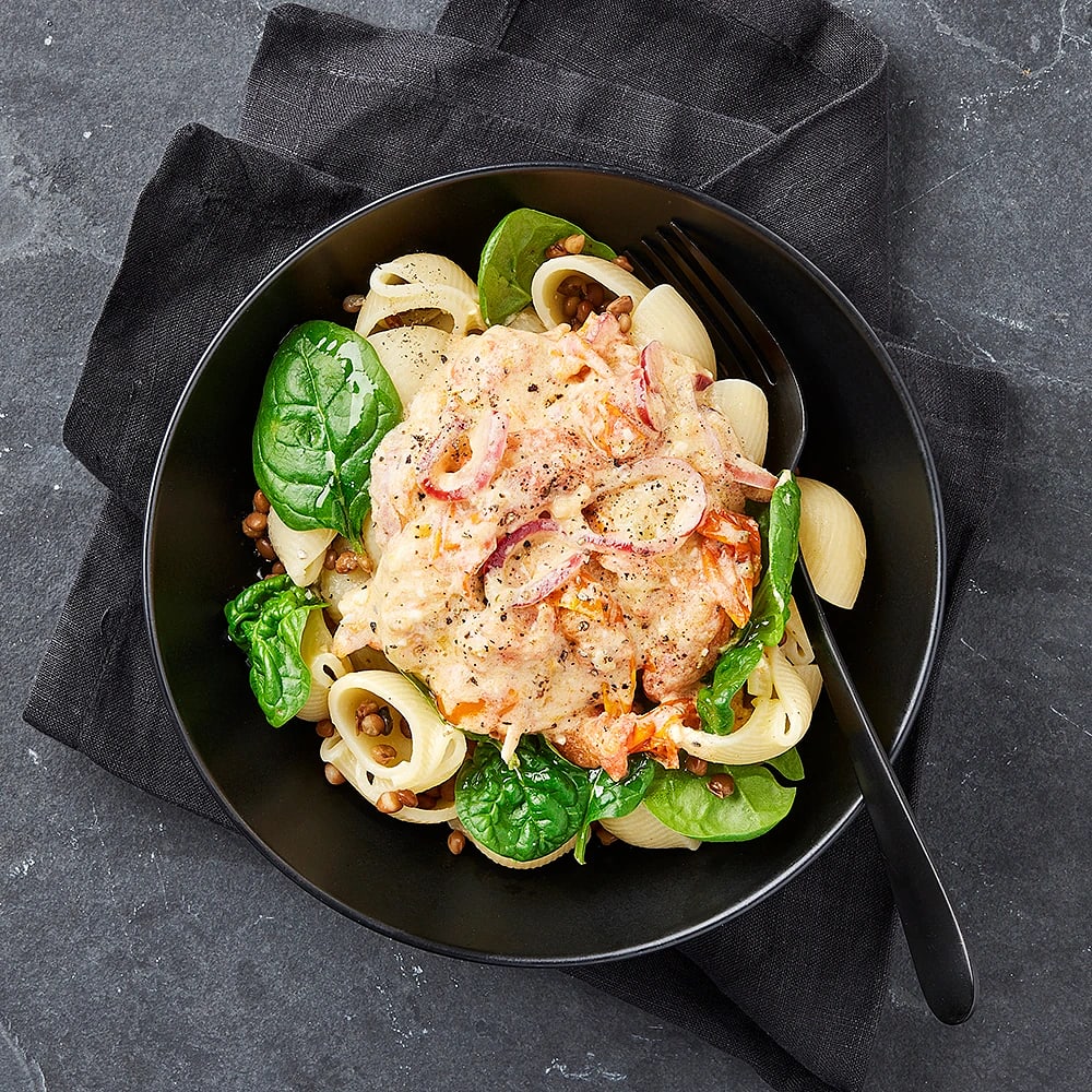 Varm fetaost- och tomatpasta med spenat