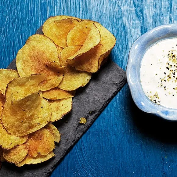Varma chips med citrondipp