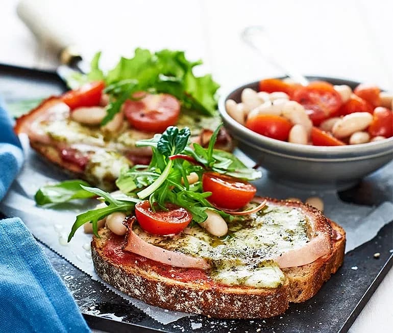 Varma mackor med kalkon och mozzarella