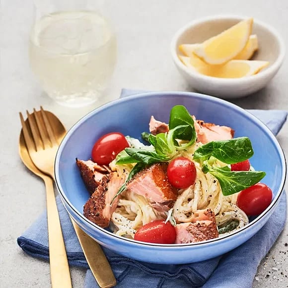 Varmrökt lax med pasta och haricots verts