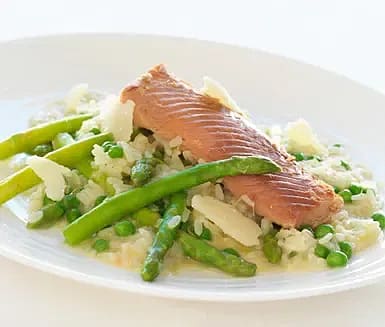 Varmrökt lax med risotto primavera