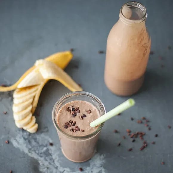 Vegansk chokladmilkshake med banan