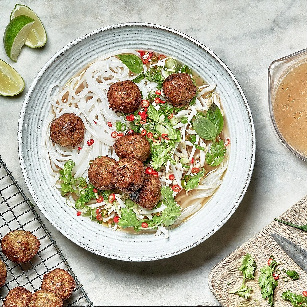 Vegansk pho soppa med bönbollar och koriander