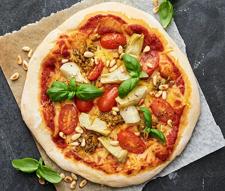 Vegansk pizza med tapenade, kronärtskocka och pinjenötter