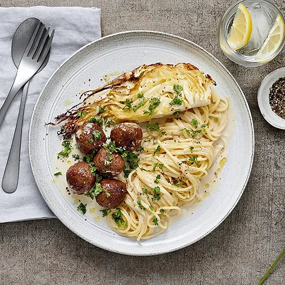 Vegobollar med parmesansås och spetskål