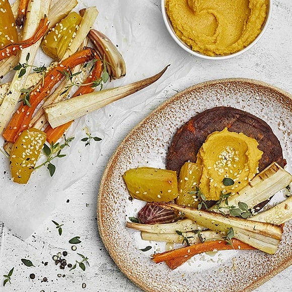 Vegoburgare med rostade rotfrukter och morotshummus