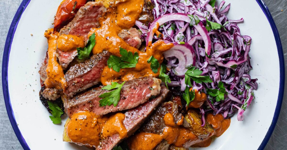 Airfryer-biff, krispig potatis & slaw med piri piri-dressing