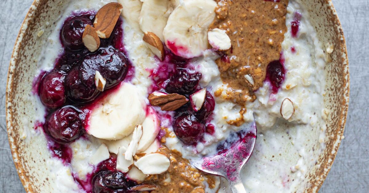 Äpple & Blåbärs Quaker Havregrynsgröt med Mandelsmör & Banan