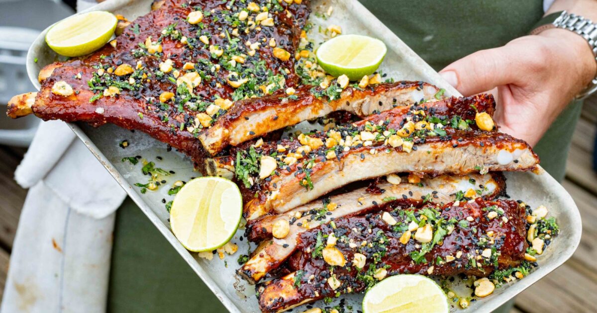 BBQ-ribs med lönnsirap, jordnötter och paprika