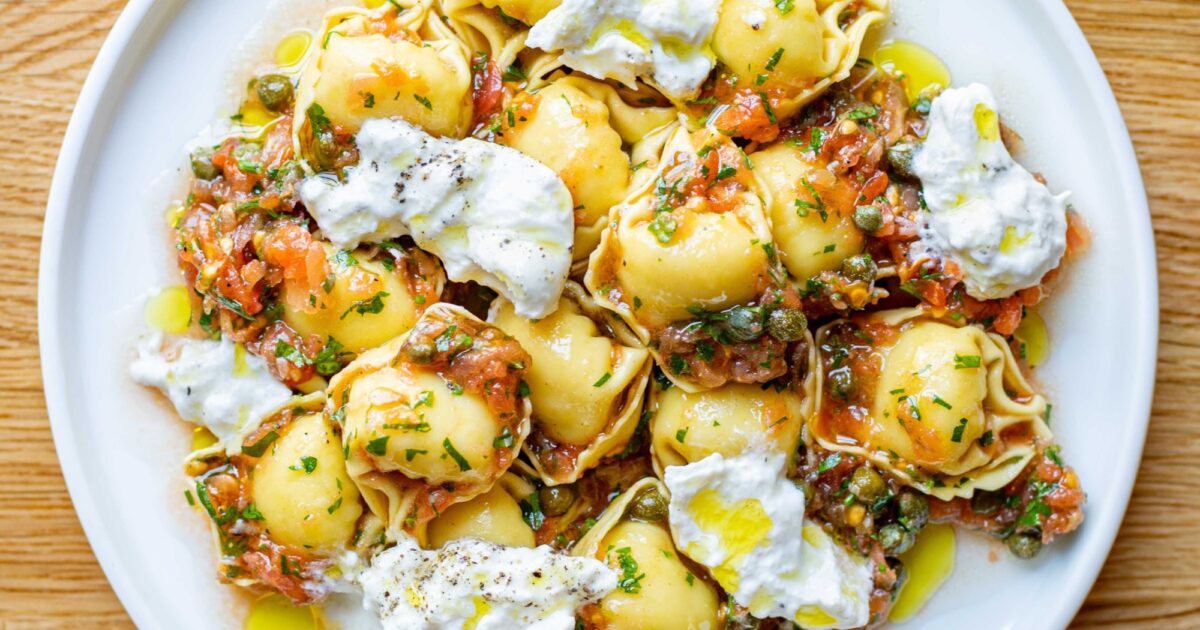 Bolognese-tortelloni med riven tomat och burrata