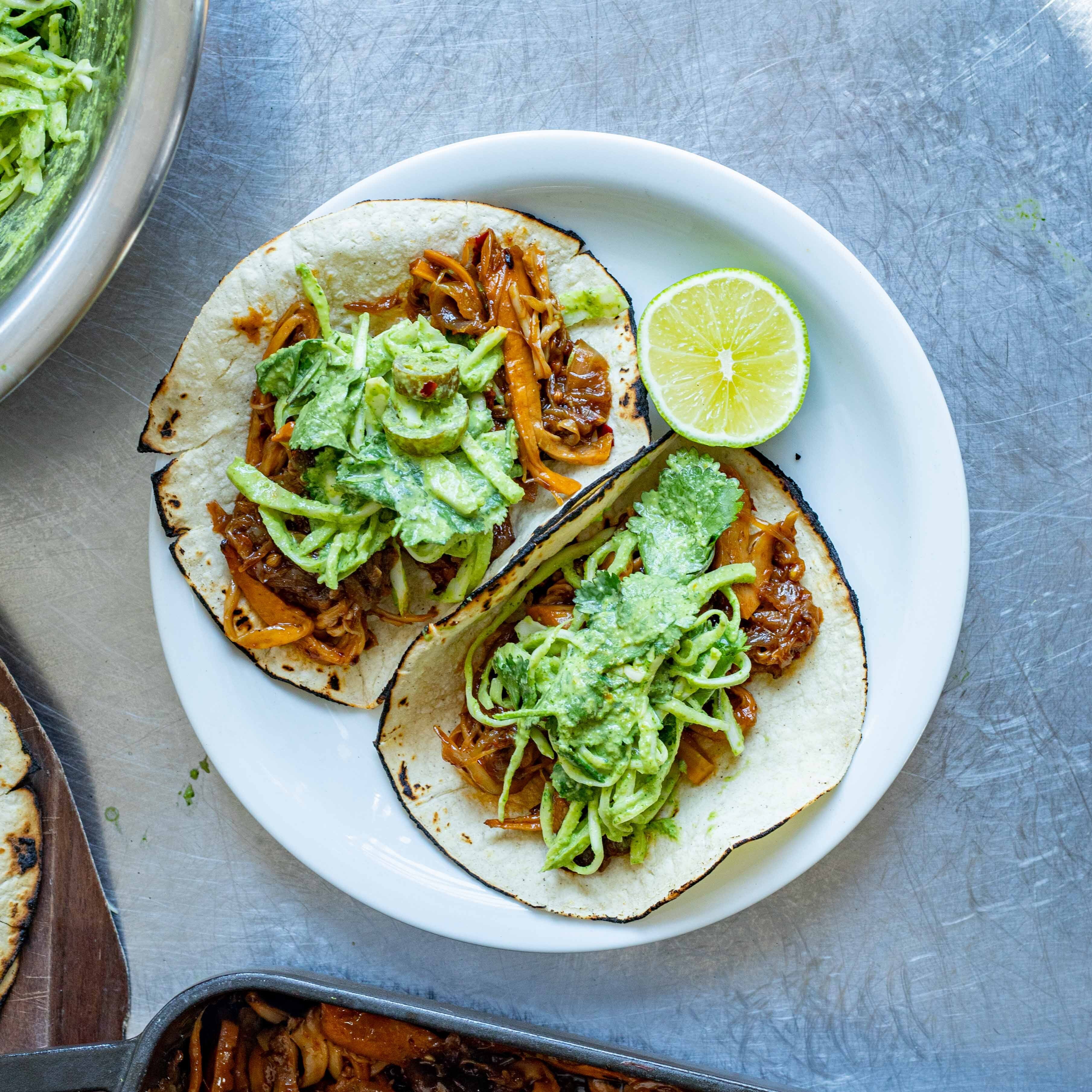 Chipotlesvamptacos med grön tahinislaw