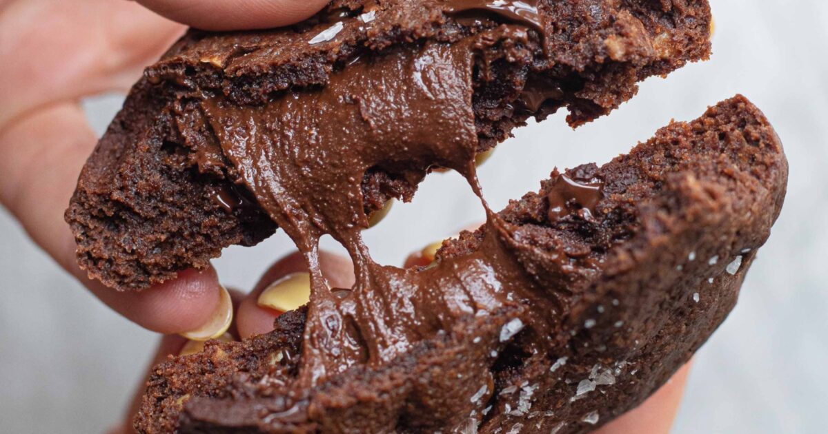 Chokladcookies fyllda med choklad- och hasselnötskräm