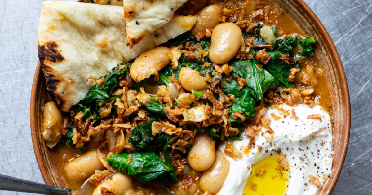 Currysmörbönor med vitlöksfrästa gröna blad