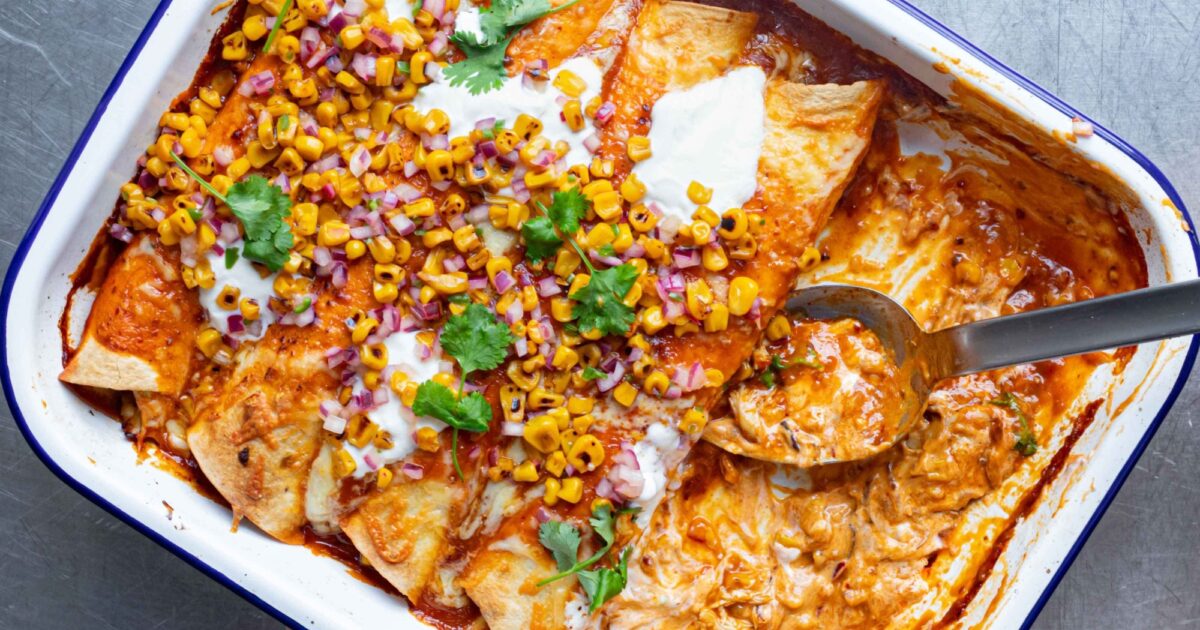 Kycklingenchiladas med grillad majsalsa